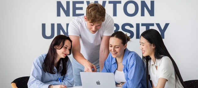 digitální marketing studenti nad laptopem