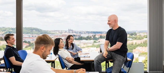 Global business and management Studenti a vyučující v učebně