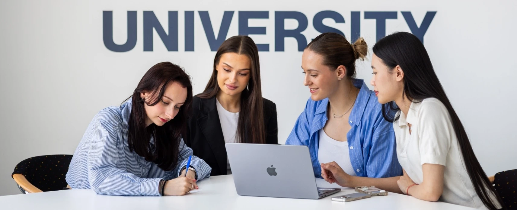 Bakalářské studium studenti v lavici