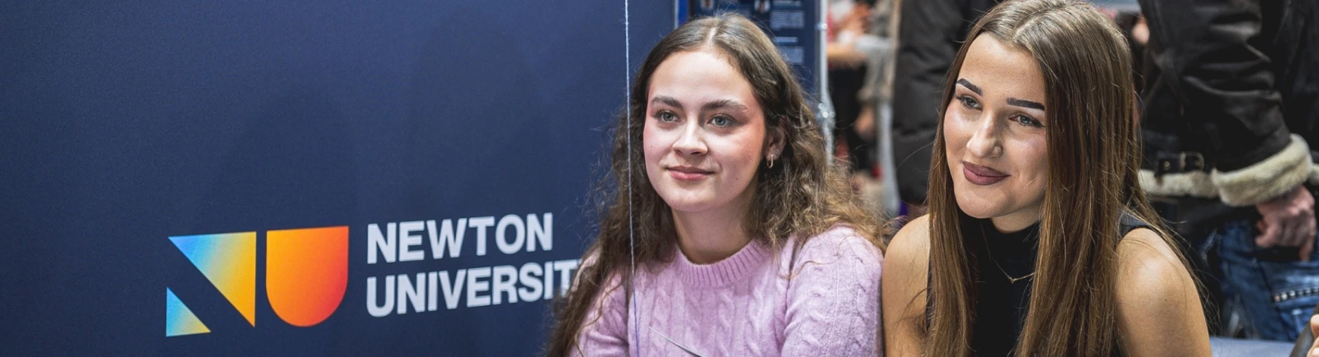 Skupina studentů čte skripta a diskutuje Skupina studentů